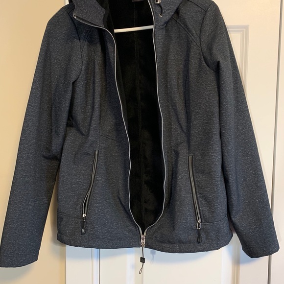 Ladies grey zip front jacket. - Picture 2 of 8